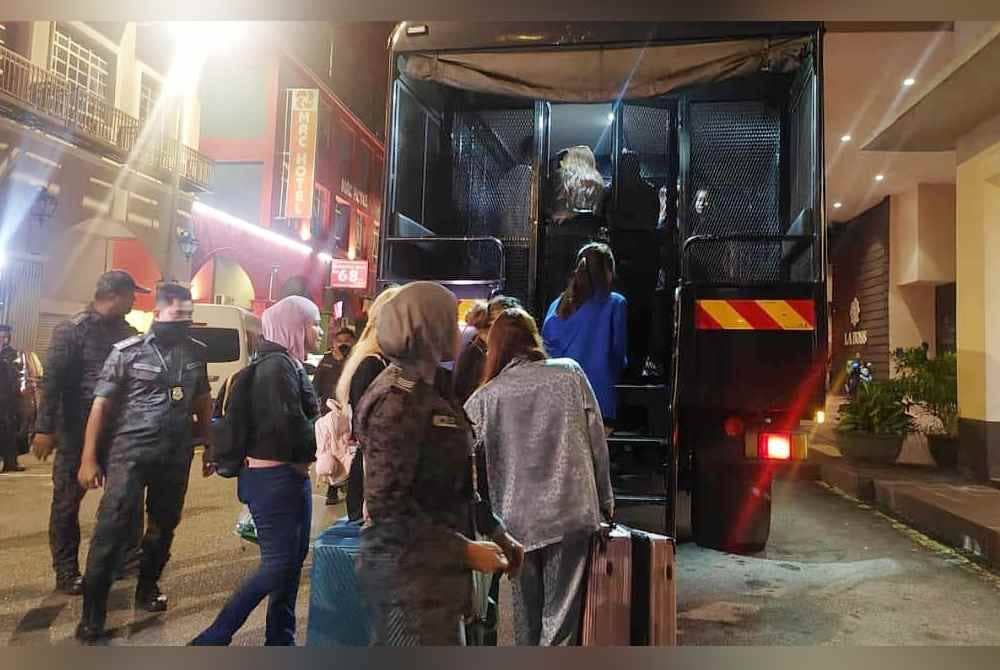 Mereka yang ditahan dihantar ke Depot Imigresen Machap Umboo untuk tindakan lanjut.