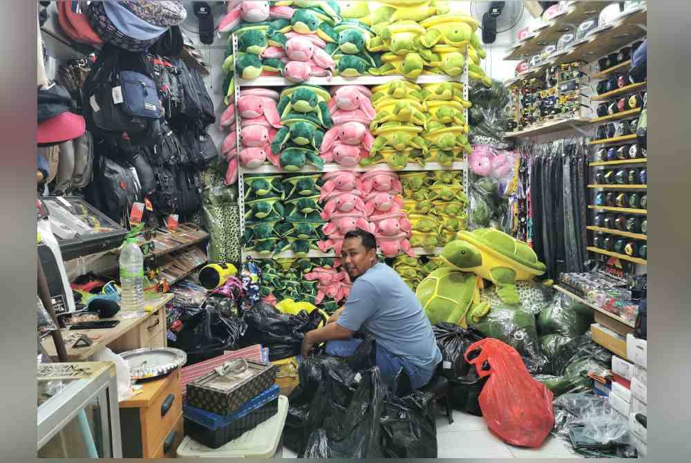 Sebahagian peniaga di kompleks baharu Pasar Kedai Payang 1 telah mula menyusun barangan dan bersedia menerima kedatangan pelanggan.