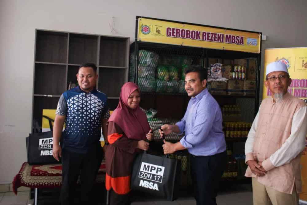 Shahrin (dua dari kanan) diiringi Yoes Amiruddin (kanan) menyerahkan gimik sumbangan Gerobok Rezeki MBSA 2024 di Masjid Taman Subang Perdana, Seksyen U3 di sini pada Rabu.