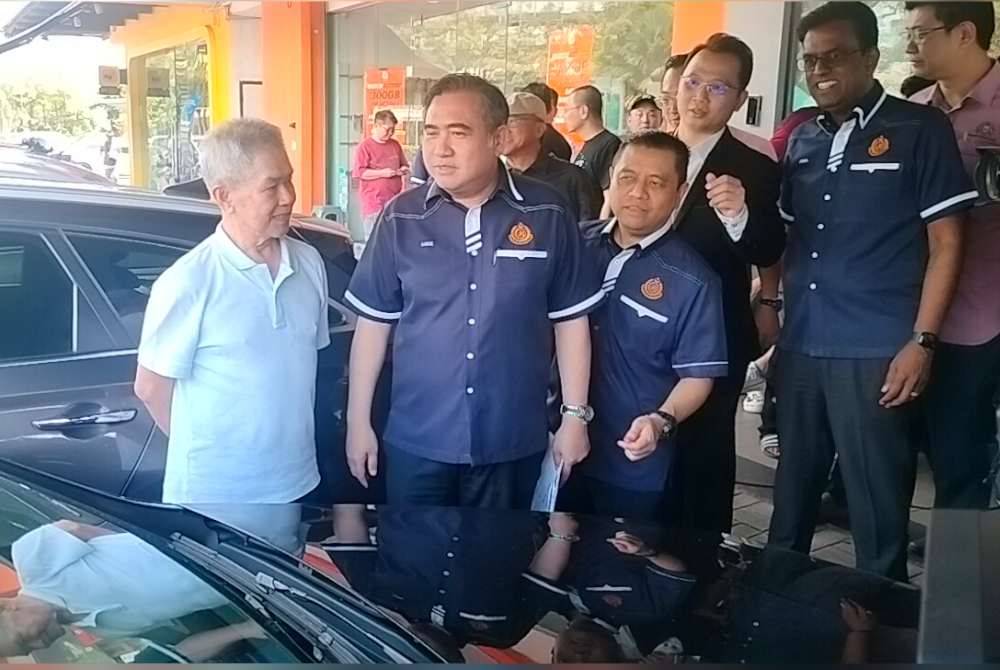 Anthony Loke (dua kiri) mendengar taklimat mengenai mengenai VEP di pusat vendor VEP di Danga Bay pada Khamis.