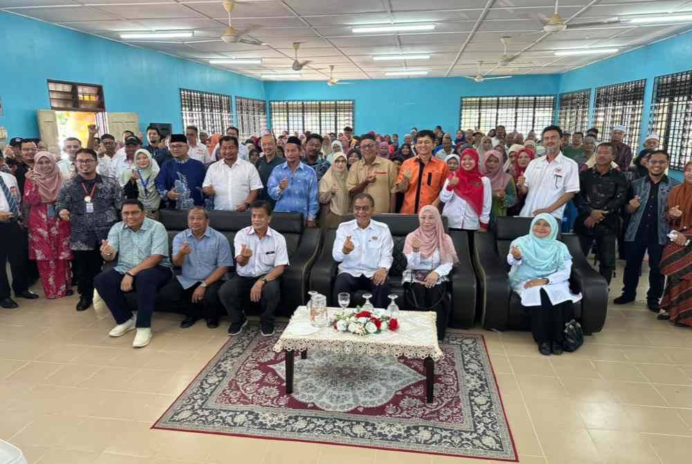 Dr Dzulkefly (tiga dari kanan) di barisan hadapan bergambar bersama penduduk di Jeram Tekoh, Gua Musang.