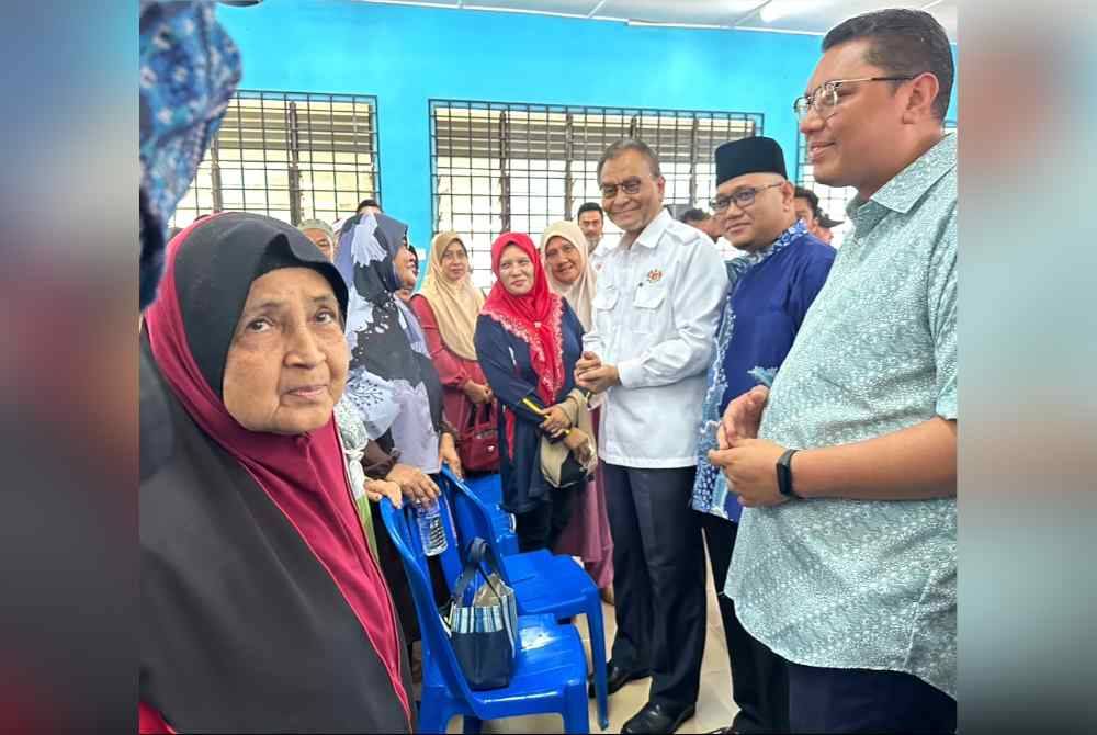 Dr Dzulkefly (tiga dari kanan) ketika lawatan kerja di Gua Musang.