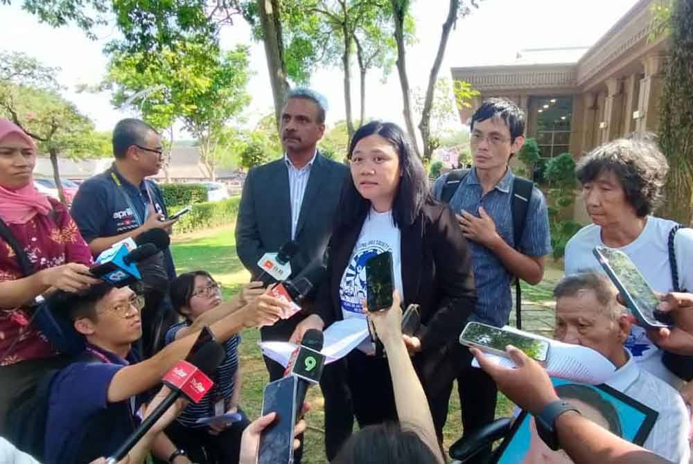 Ramkarpal (kiri) bersama wakil keluarga Teoh Beng Hock ketika ditemui pemberita selepas pertemuan bersama Perdana Menteri, Datuk Seri Anwar Ibrahim pada Khamis.