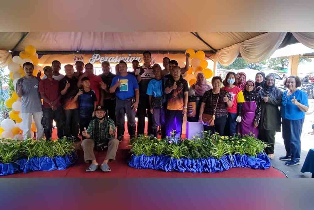 Sebahagian komuniti Pasar Awam Simpang Kuala yang bergambar bersama Datuk Bandar Alor Setar selepas Kempen Pasar Awam Bersih 2024 MBAS pada Khamis.