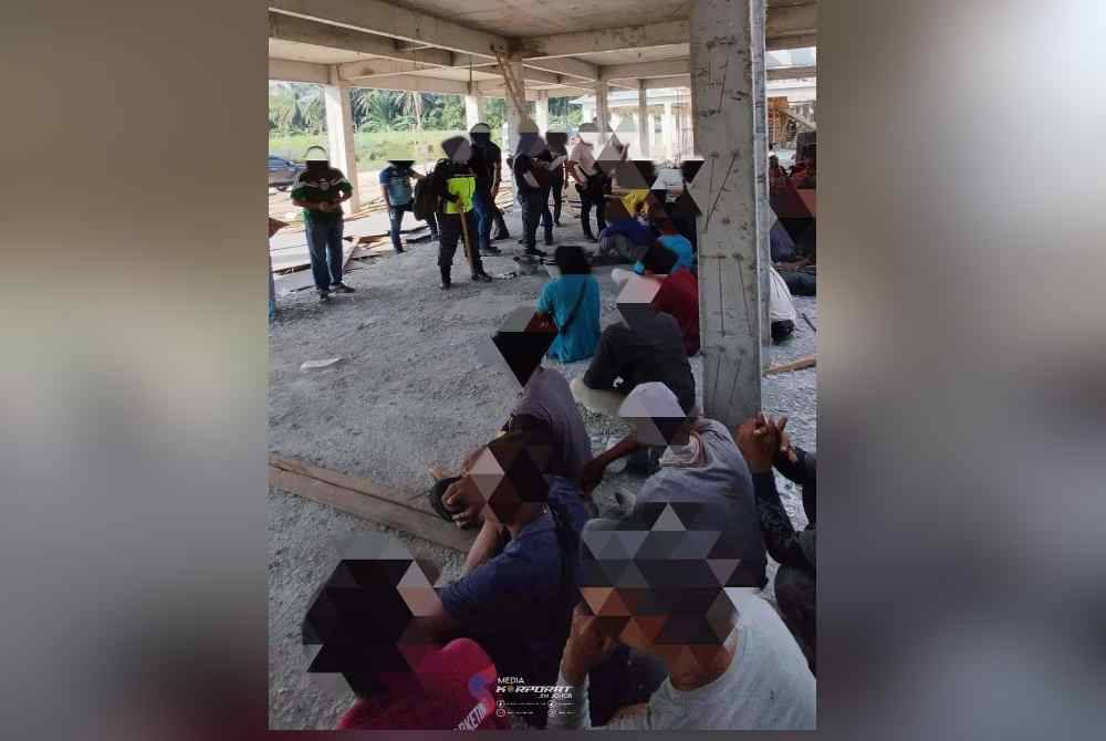 Warga asing yang ditahan selepas sebuah tapak pembinaan di Sri Gading, Batu Pahat diserbu Imigresen pada petang Selasa. Foto Jabatan Imigresen Malaysia