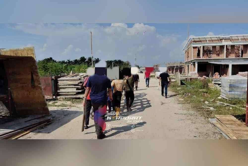 Warga asing yang ditahan selepas sebuah tapak pembinaan di Sri Gading, Batu Pahat diserbu Imigresen pada petang Selasa. - Foto Jabatan Imigresen Malaysia