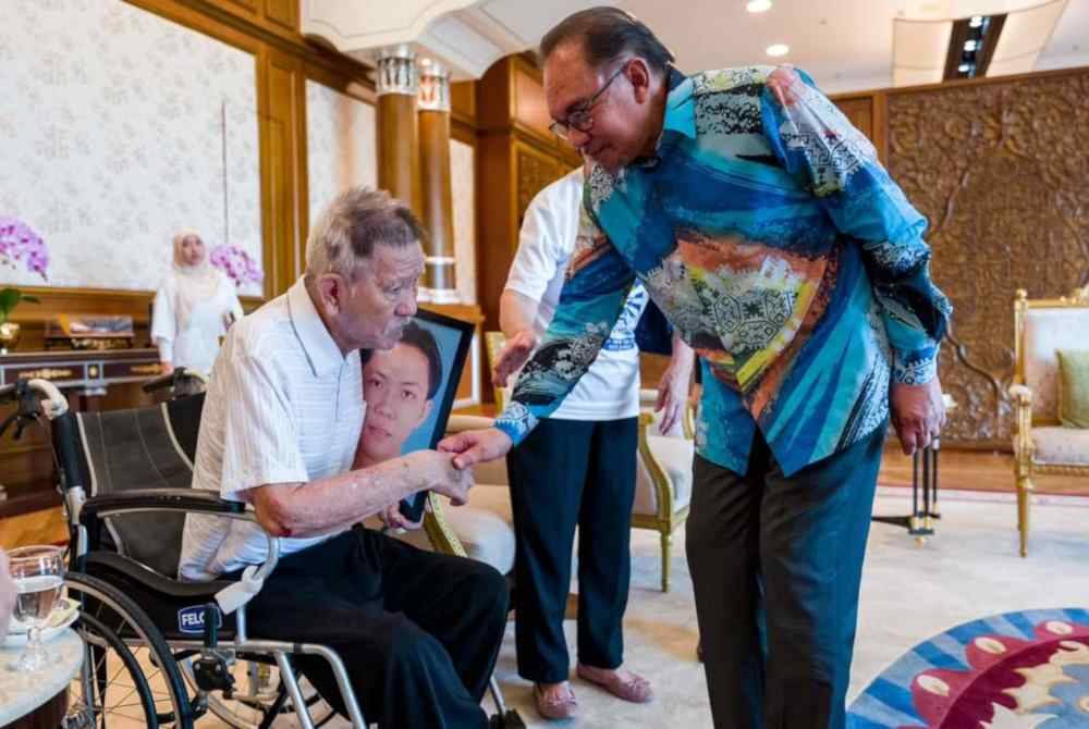 Anwar meluangkan masa bertemu ayah mendiang Teoh Beng Hock di pejabatnya pada Khamis.