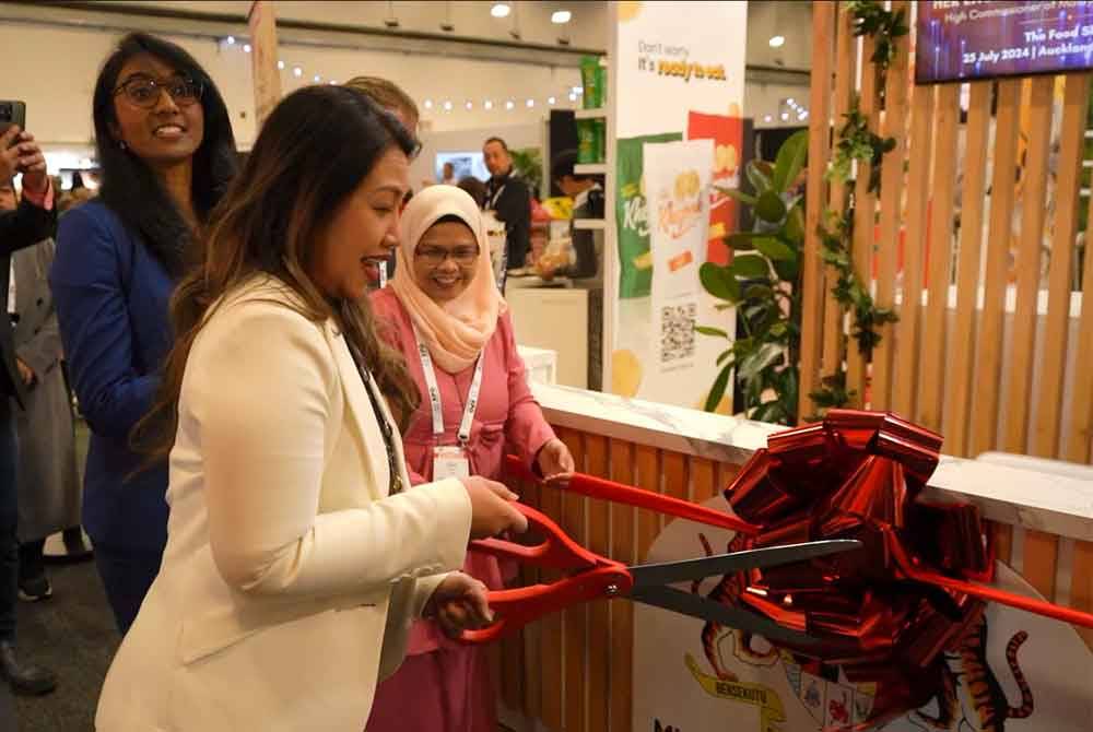 Perasmian pavilion 'Taste of Malaysia' oleh Mazita di The Food Show Aukland, New Zealand.
