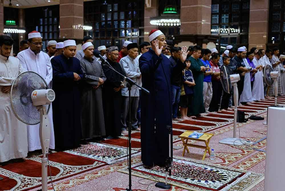 Imam Besar Masjid Putra Dr Muhamad Zakuwa Rodzali mengetuai solat jenazah ghaib bagi Allahyarham Ismail Haniyeh yang terbunuh semalam, di Masjid Putra Putrajaya hari ini. Foto Bernama