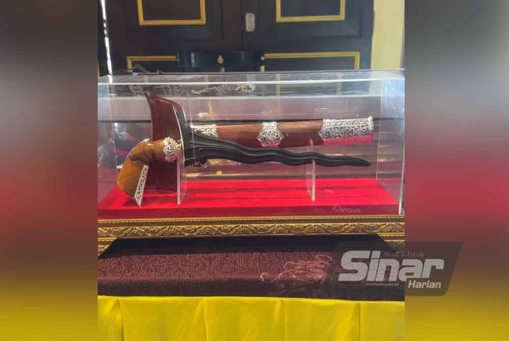 Keris Melela yang berusia lebih 10 tahun.