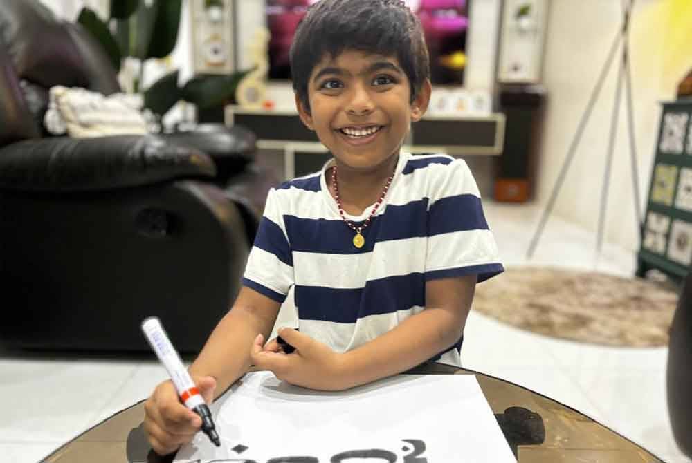 Tulisan jawi dan bahasa Arab antara 17 bahasa yang sedang dikuasai Chatriyan.