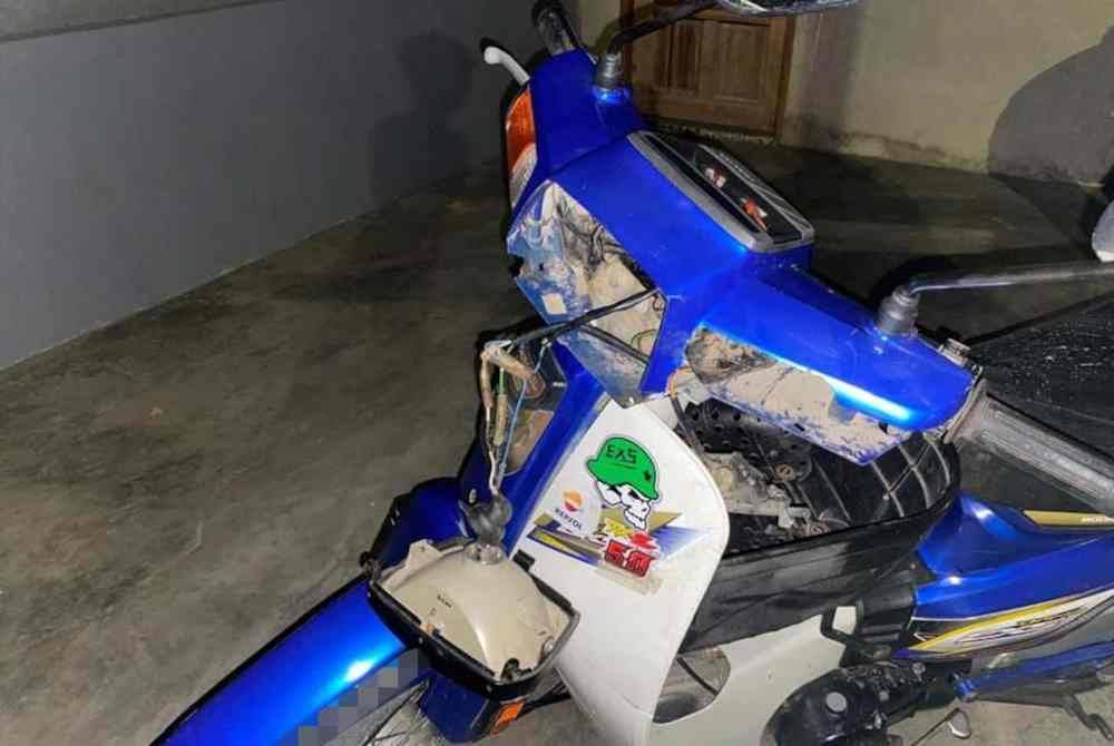 Keadaan motosikal Honda EX5 selepas terlibat kemalangan di Jalan Kampung Telari dekat Manir, di Kuala Terengganu.