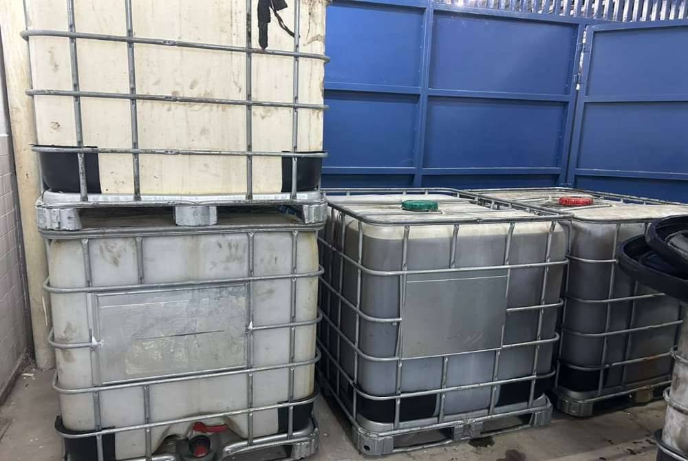 Sebahagian tangki IBC yang mengandungi minyak masak peket. Foto KPDN Johor