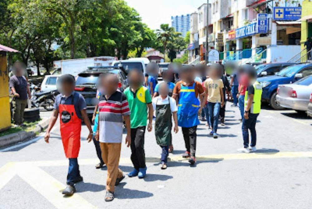 Kesemua warga asing tersebut ditempatkan di Depot Tahanan Imigresen Machap Umboo untuk siasatan dan tindakan lanjut. Foto JIM