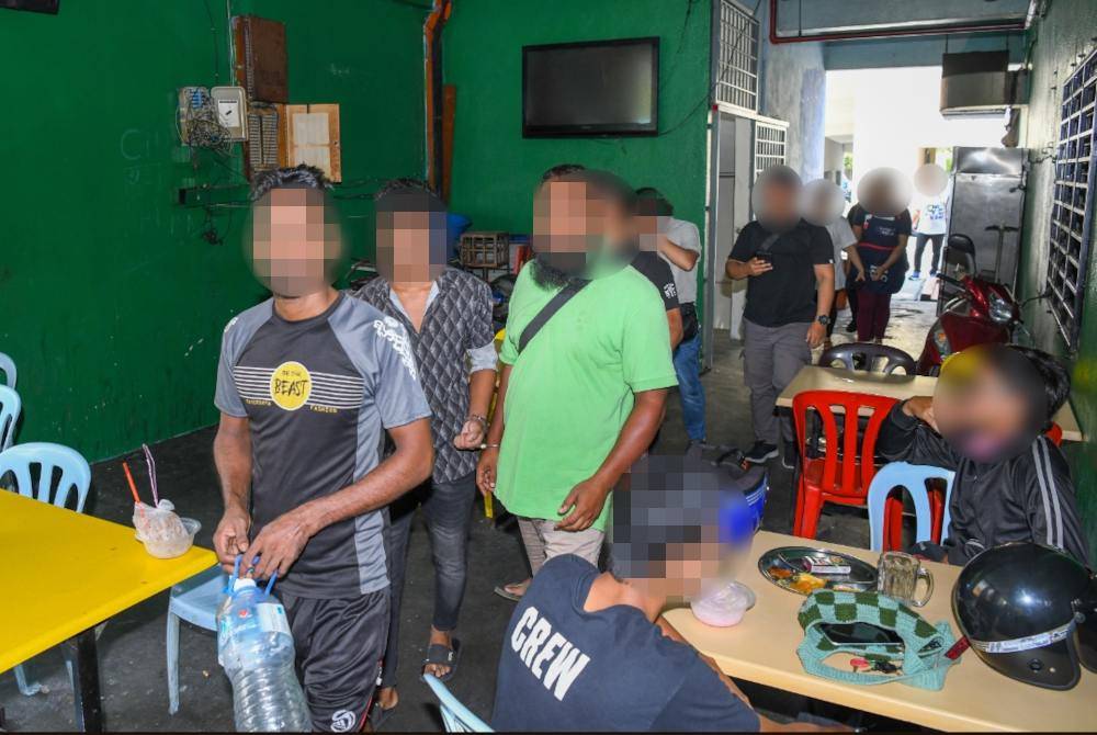 Warga asing dipercayai berselindung di sebalik lesen perniagaan milik warga tempatan. Foto JIM