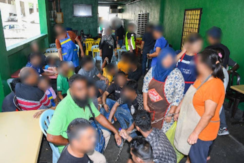 Sebahagian warga asing ditahan JIM dalam serbuan di sebuah kawasan pusat perniagaan Kinrara, Puchong, Selangor pada Khamis. Foto JIM