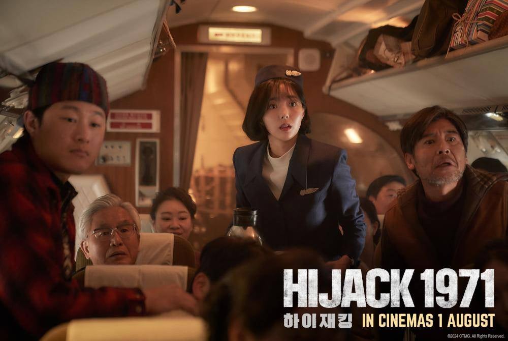 Keadaan mula huru-hara selepas dua biji bom buatan sendiri meletup di dalam pesawat.