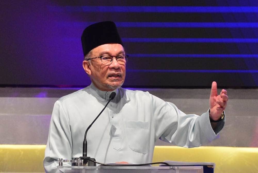 Anwar ketika menyampaikan ucapan sempena Majlis Pelancaran Ibu Pejabat GXBank dan Pelancaran Pusat Kecemerlangan di Galleria Avenue Malaysia, Bandar Utama pada Jumaat.