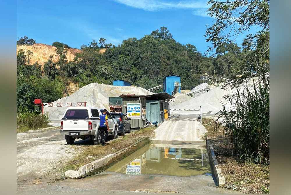 Stesen cucian tayar kenderaan juga disediakan di pintu masuk bertujuan mengurangkan kesan habuk dan debu sebelum dibenarkan keluar menggunakan jalan awam.