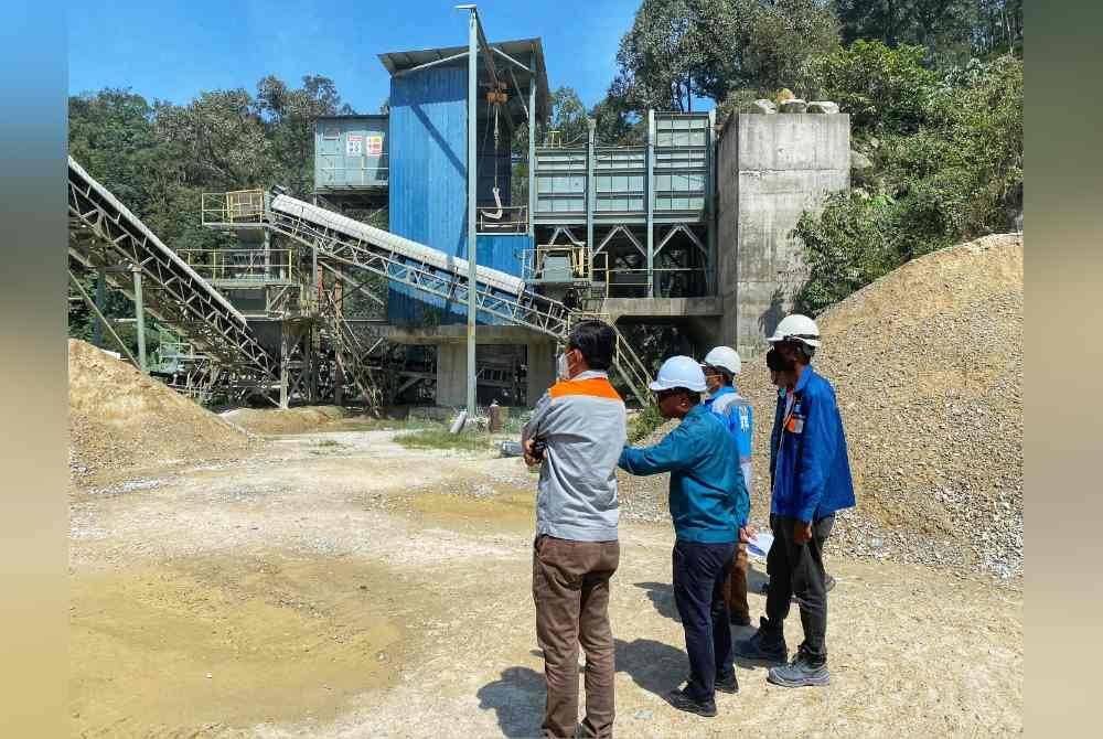 Tinjauan pegawai JAS di kuari batu di Kampung Padang, Mukim Sungai Kechil.