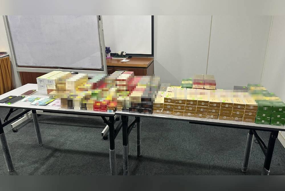 Sebahagian rokok seludup dirampas JIM daripada dua warganegara China, dipercayai menjualnya kepada pelancong negara republik itu yang berkunjung ke Genting Highlands, Pahang. Foto JIM