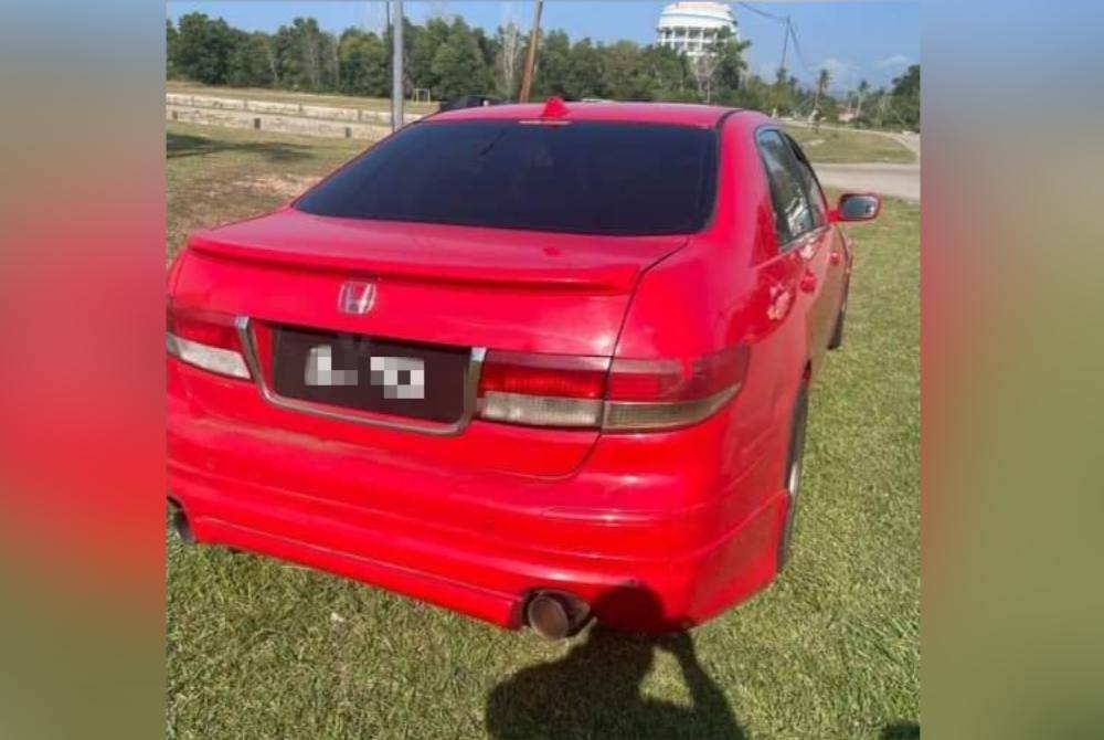Kereta jenis Honda yang dipandu suspek ketika lari dari polis sebelum terbabas di kawasan Sungai Ular pada Khamis. Foto Facebook Jabatan Siasatan dan Penguatkuasaan Trafik PDRM
