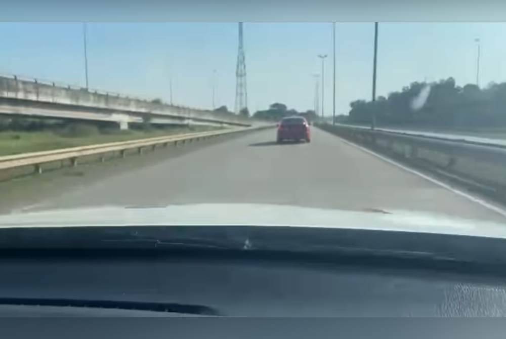 Tangkap layar video adegan polis mengejar kereta dinaiki suspek sebelum ditahan di kawasan Sungai Ular. Foto Facebook Jabatan Siasatan dan Penguatkuasaan Trafik PDRM