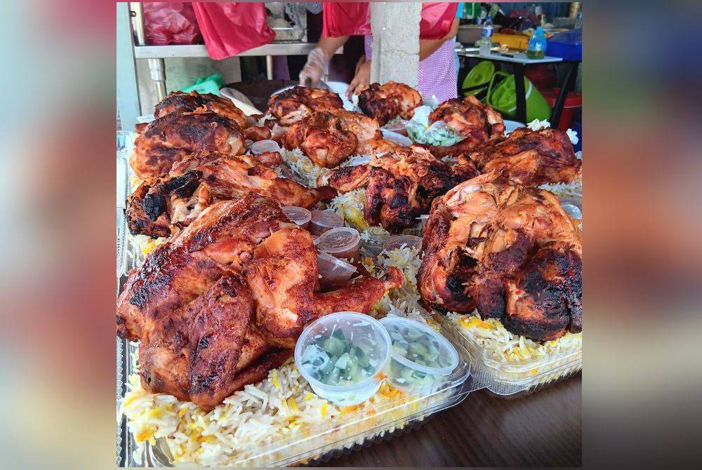 Menu nasi arab ayam seekor berharga RM35 satu pek.