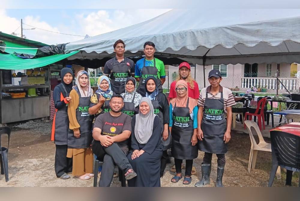 Muhamad Hafiz (kiri,duduk) bersama isteri serta pekerja Nasi Arab Tambah Kira Halal.