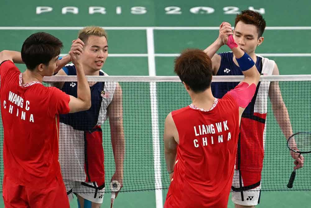 Aaron (dua dari kiri) dan Woo Yik tewas bermaruah menentang pilihan utama dari China, Liang Wei Keng-Wang Chang di separuh akhir pada Jumaat. Foto AFP