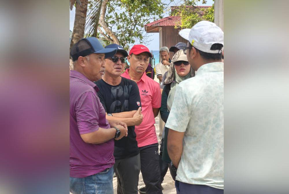 Razali (dua dari kiri) bersama Datuk Bandar Kuala Terengganu, Datuk Rosli Latif (kiri) ketika meninjau masalah kebersihan di Pulau Redang, baru-baru ini.