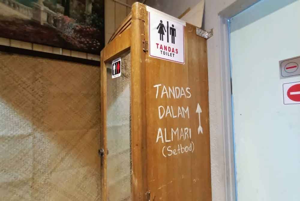 Tandas dalam almari yang unik di Kedai Kopi Chubani.