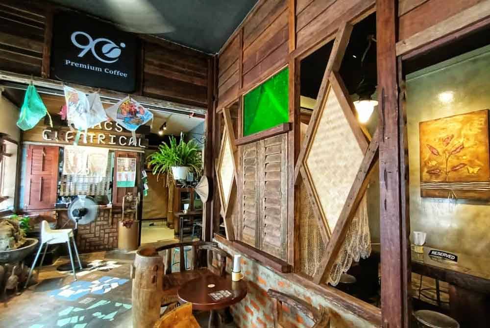 Ruangan yang penuh nostalgia untuk pelanggan menikmati hidangan mereka.