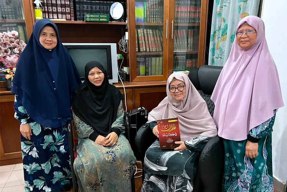 Siti Zaharah (dua dari kanan) ketika ditemui di kediamannya di Seksyen 2, Bangi. Foto Bernama