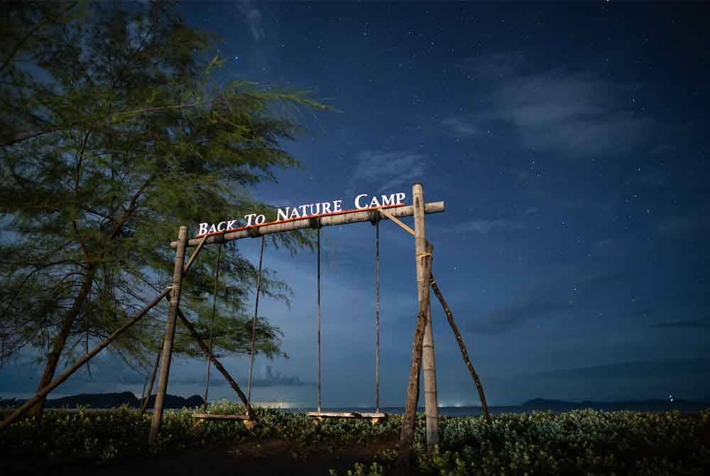 Pintu gerbang ke pusat perkhemahan berkenaan.