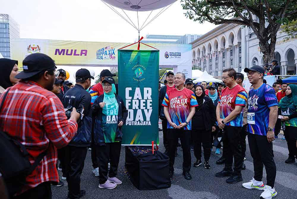Ketua Setiausaha Negara, Tan Sri Mohd Zuki Ali (dua dari kanan) bersama Timbalan Perdana Menteri, Datuk Seri Fadillah Yusof dan Menteri di Jabatan Perdana Menteri (Wilayah Persekutuan), Dr Zaliha Mustafa ketika pelancaran ‘Car Free Day’ pada acara Larian MAPPA XIX 2024, di Dataran Putrajaya pada Sabtu. Foto Bernama