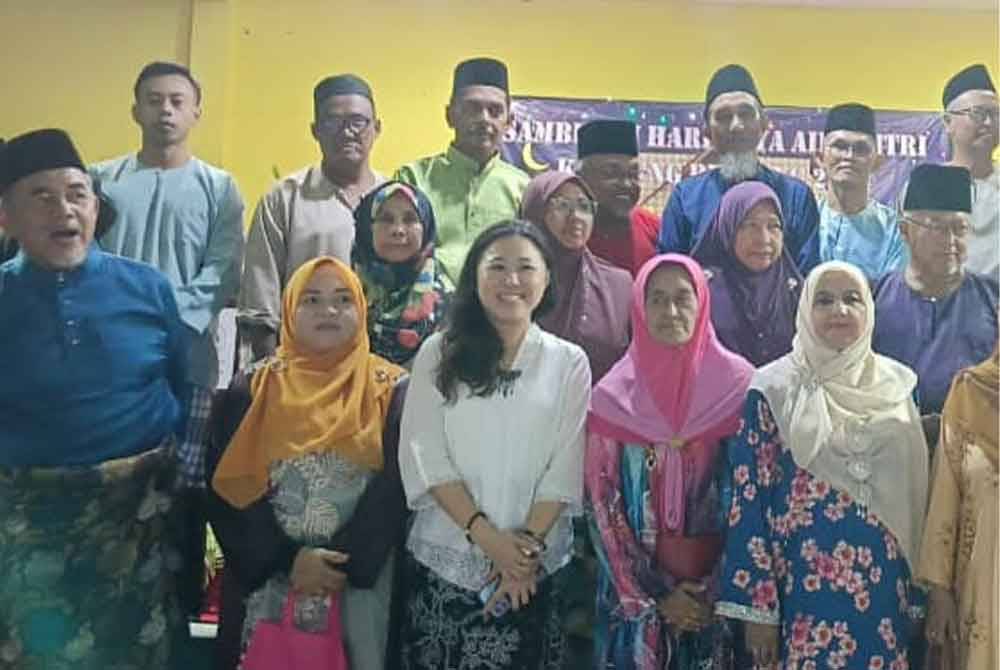 Gambar kenangan Hashim (depan, kiri) dan Sharifah Azizah (depan, kanan)