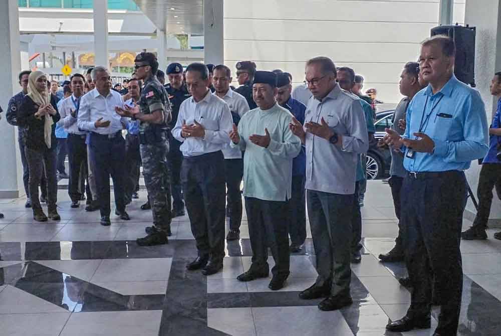 Anwar (dua dari kanan) tiba di LTSIP pada jam 11.18 pagi Sabtu, disambut Menteri Besar Kelantan, Mohd Nassuruddin. Foto Facebook Nassuruddin