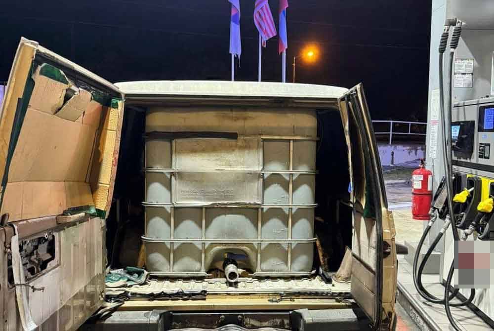 Tangki di bahagian belakang kenderaan berisi diesel yang cuba diseleweng.