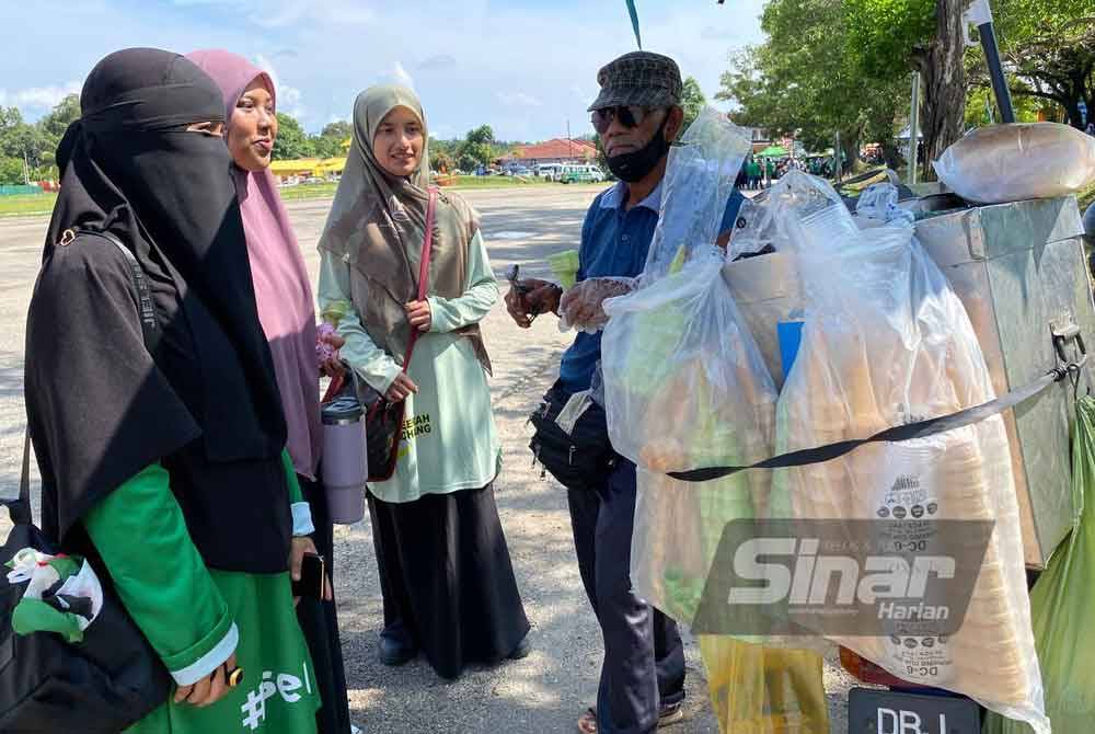 Maliki yang menjual aiskrim dari Tanah Putih, Galas memaklumkan jualannya licin tidak sampai dua jam.