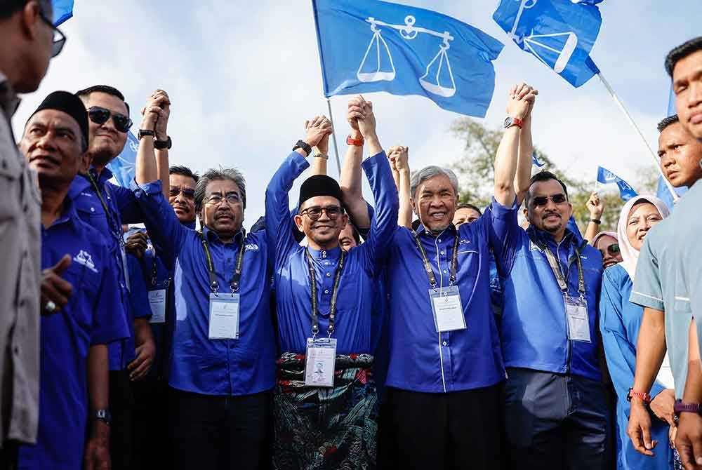 Pengerusi BN, Datuk Seri Dr Ahmad Zahid Hamidi bersama calon BN, Mohd Azmawi Fikri (tengah) tiba di Pusat Penamaan Calon bagi PRK DUN Nenggiri di Dewan Perdana Kompleks Perdana Majlis Daerah Gua Musang pada Sabtu. Foto Bernama
