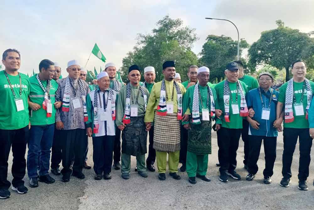 Dominic (kanan) turut hadir pada hari penamaan calon PRK DUN Nenggiri di Kompleks Perdana, Majlis Daerah Gua Musang pada Sabtu.