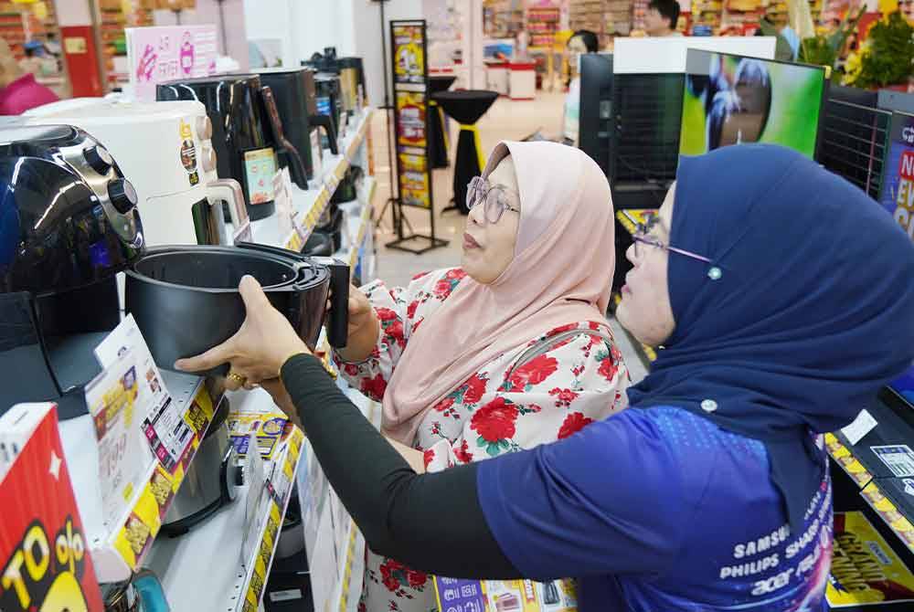 Pelanggan yang mengunjungi pada pembukaan cawangan baharu Courts di Pasaraya NSK Kota Damansara pada Sabtu.