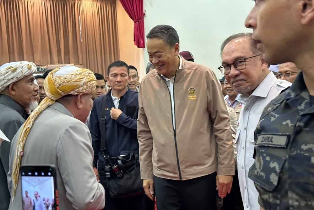 Srettha (tiga dari kiri) yang tiba di Pasir Mas untuk lawatan kerja bersama Anwar (dua dari kanan).