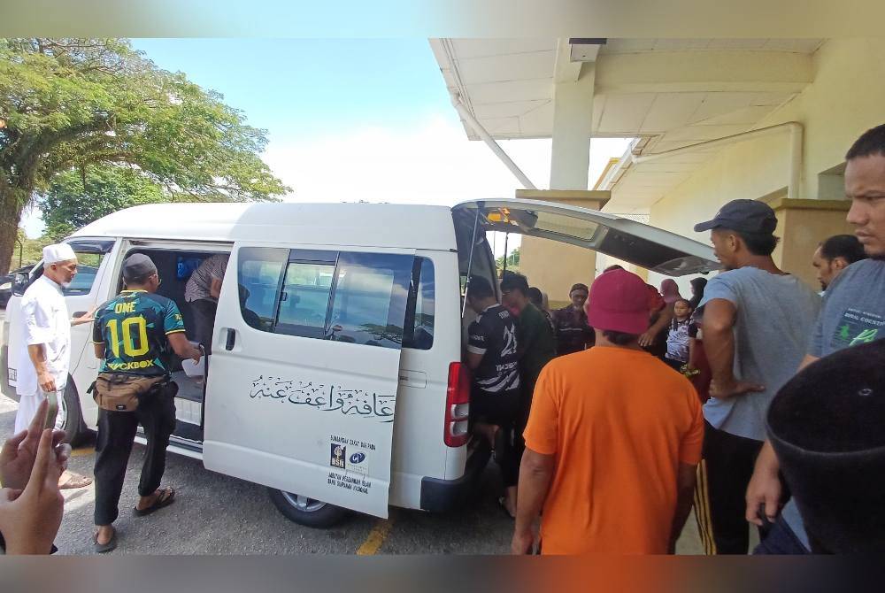 Van membawa jenazah Nurnazatul Fasiha dari Hospital Pekan ke Masjid An- Nur Ketapang Hilir, di sini untuk disembahyangkan pada Sabtu.