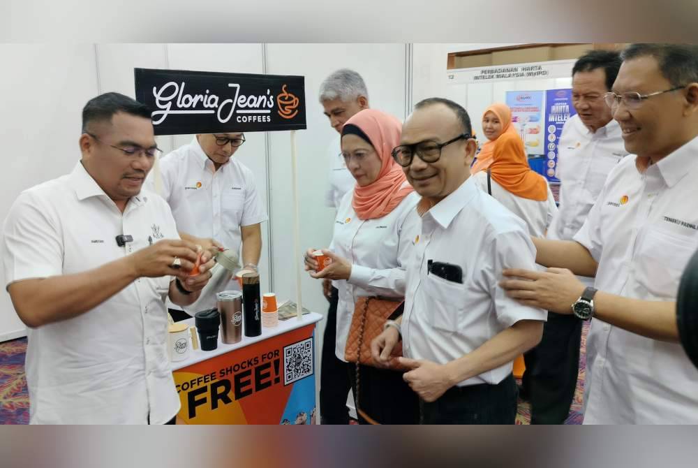 Hazimah (tiga dari kiri) mengiringi Amizar melawat reruai pameran sempena Majlis Perasmian Program BizFrancais Pahang 2024 di Dewan Jubli Perak Sultan Ahmad Shah di sini pada Sabtu.