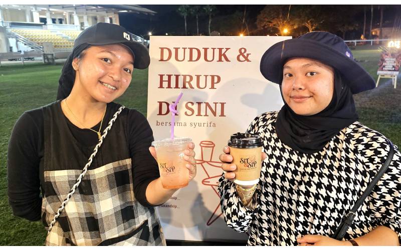 Bagi rakan baik, Nor Syuhanis Suhaimi dan Surifa Wan Ali yang menjual pelbagai jenis kopi di festival ini, mereka teruja menjadi salah satu pempamer.