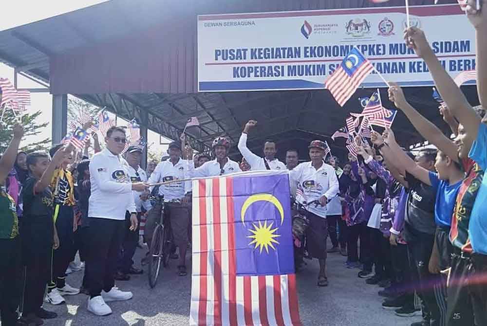 Saad (tengah) memulakan kayuhan rasmi pada pelepasan kayuhan sempena Ulang Tahun Kemerdekaan ke-67 di kawasan Koperasi Sidam Kanan Kampong Guar Lobak, Padang Serai, pada Jumaat.
