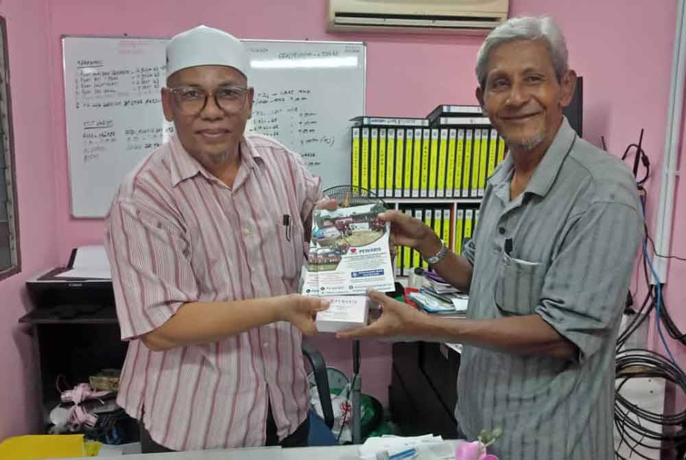 Azmi (kiri) melantik Saad sebagai duta Pewaris bagi mengumpul dana pembinaan sebuah kompleks pusat jagaan warga emas bernilai RM2.2 juta.