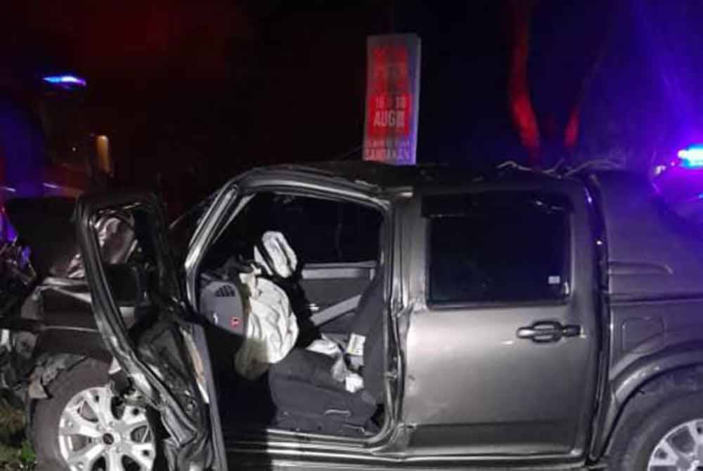 Keadaan kenderaan remuk di bahagian hadapan impak dari rempuhan sebatang pokok di Batu 3 Jalan Utara Sandakan.